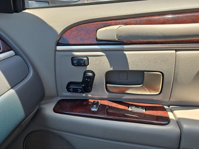 2006 Lincoln Town Car Signature Limited