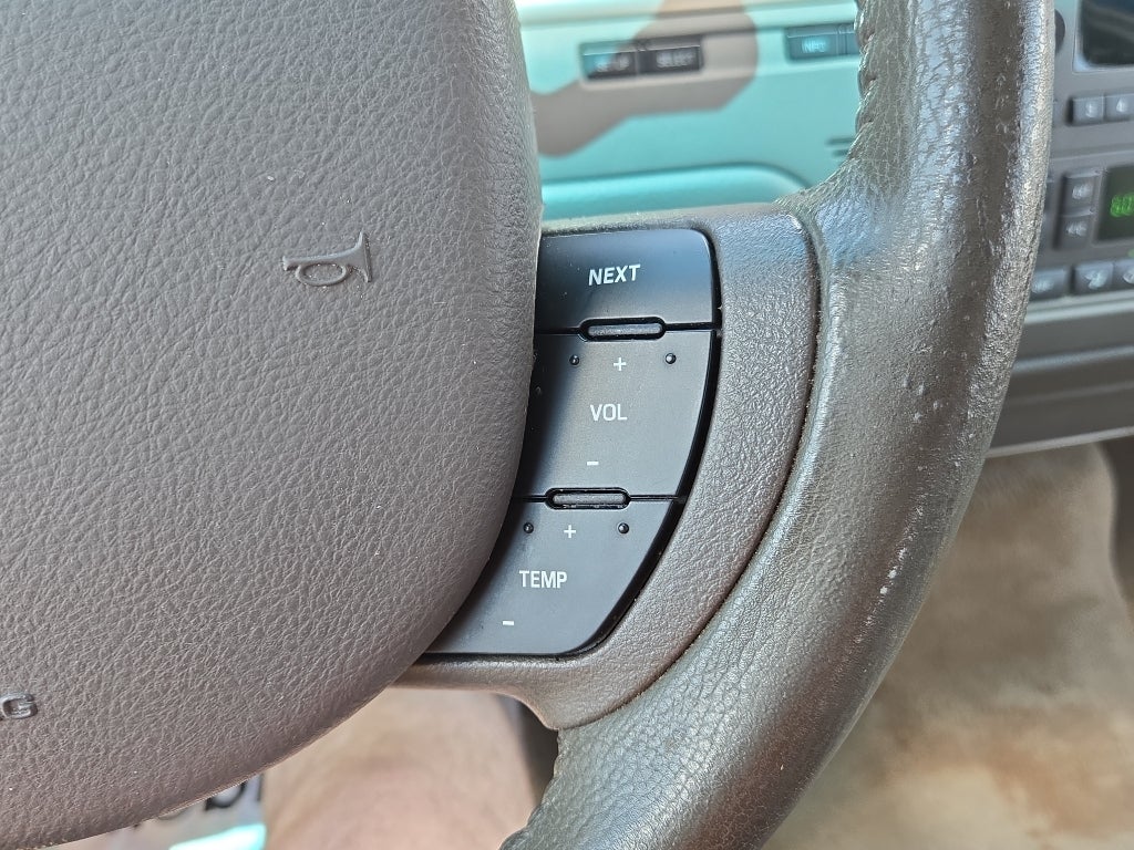 2006 Lincoln Town Car Signature Limited