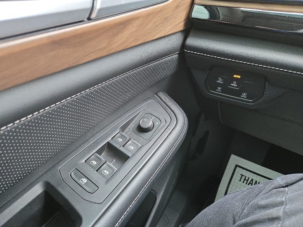 2024 Volkswagen Atlas 2.0T SE